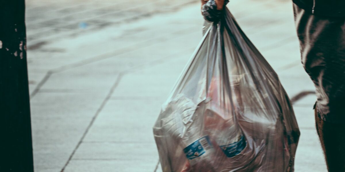 Messina, throws bags of waste in Giostra: caught red-handed and reported