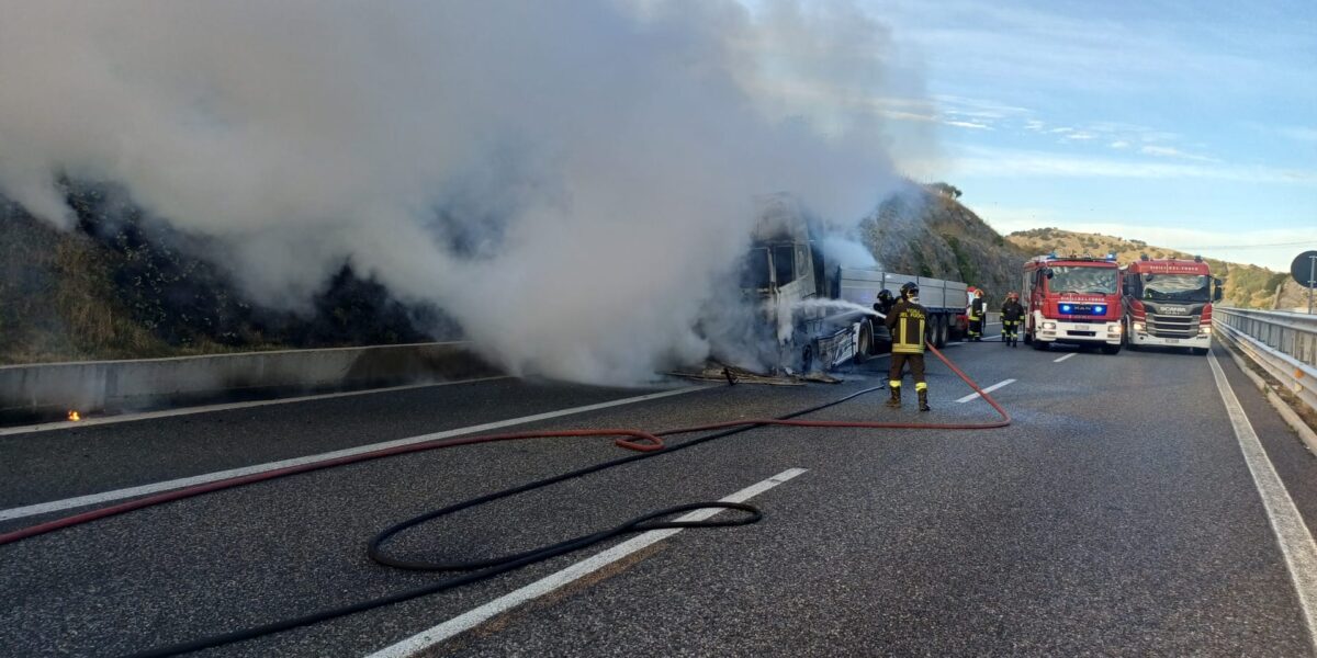 Morano Calabro, fire on the A2: heavy vehicle destroyed by flames, driver unharmed and no traffic disruption