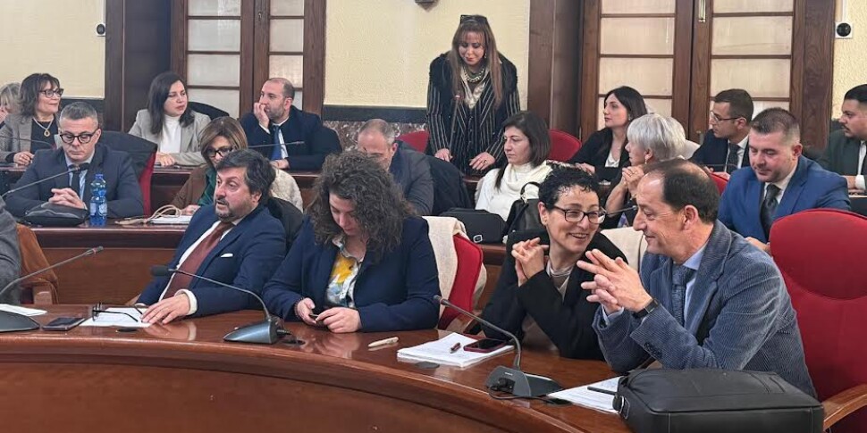 Municipality of Vibo, changes of shirt on the agenda. Majority yes, but groups... separate