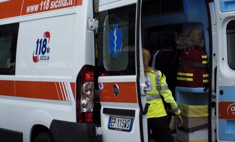 Patti, loses control of the scooter while overtaking: 17-year-old dying at the Messina Polyclinic