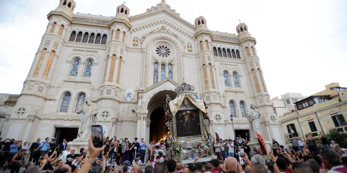 Reggio Calabria's embrace of its Patron Saint. «Mary invites us to walk together»