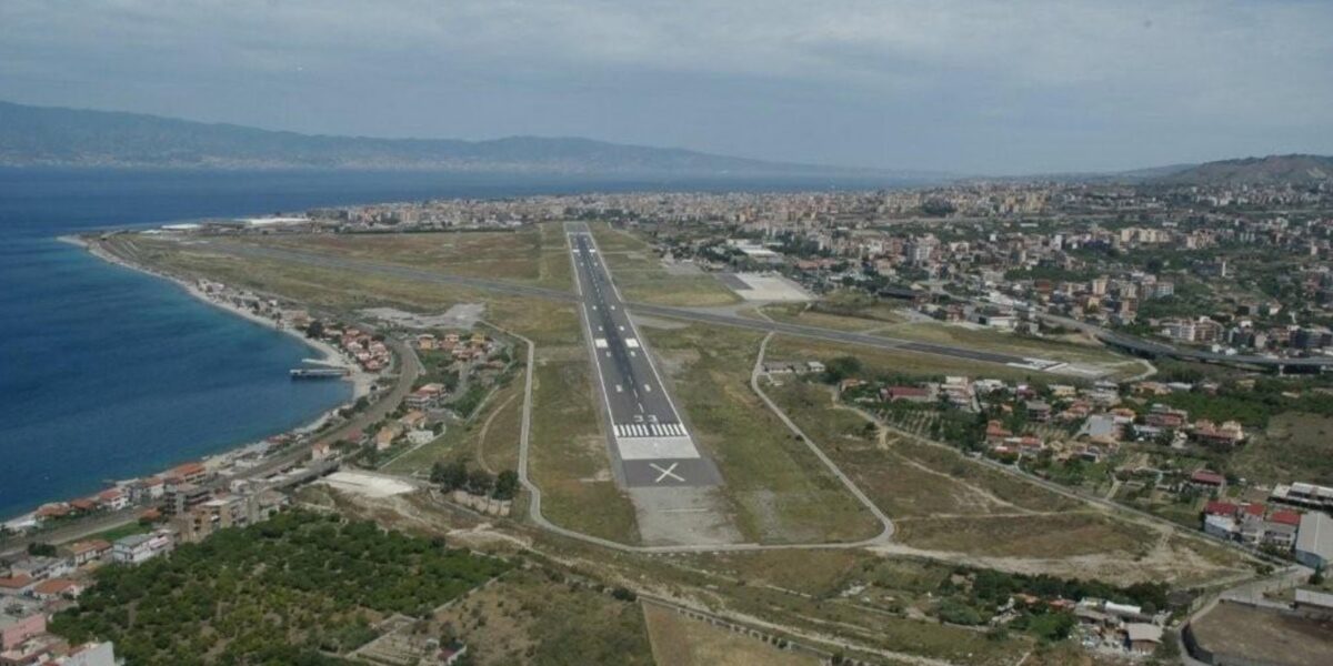 Reggio airport can be strategic: an Air Serbia flight landed today from Belgrade due to limitations on Catania