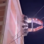 Reggio, the amusement park carousel touches the building and the video goes viral
