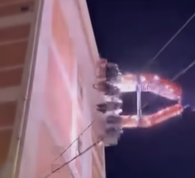 Reggio, the amusement park carousel touches the building and the video goes viral