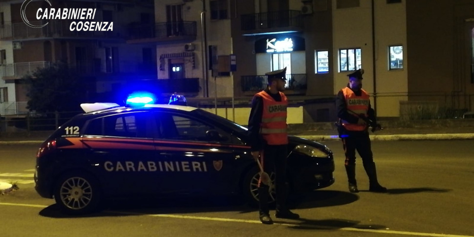 San Nicola Arcella, car on fire in a street in the center: the trail of arson would be followed