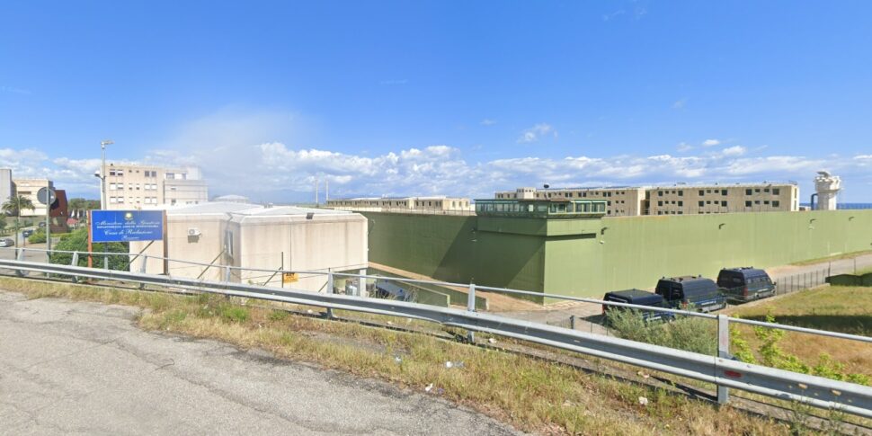 Security alarm in Rossano prison, 334 prisoners for 263 places. Uil: «48% of agents are missing»