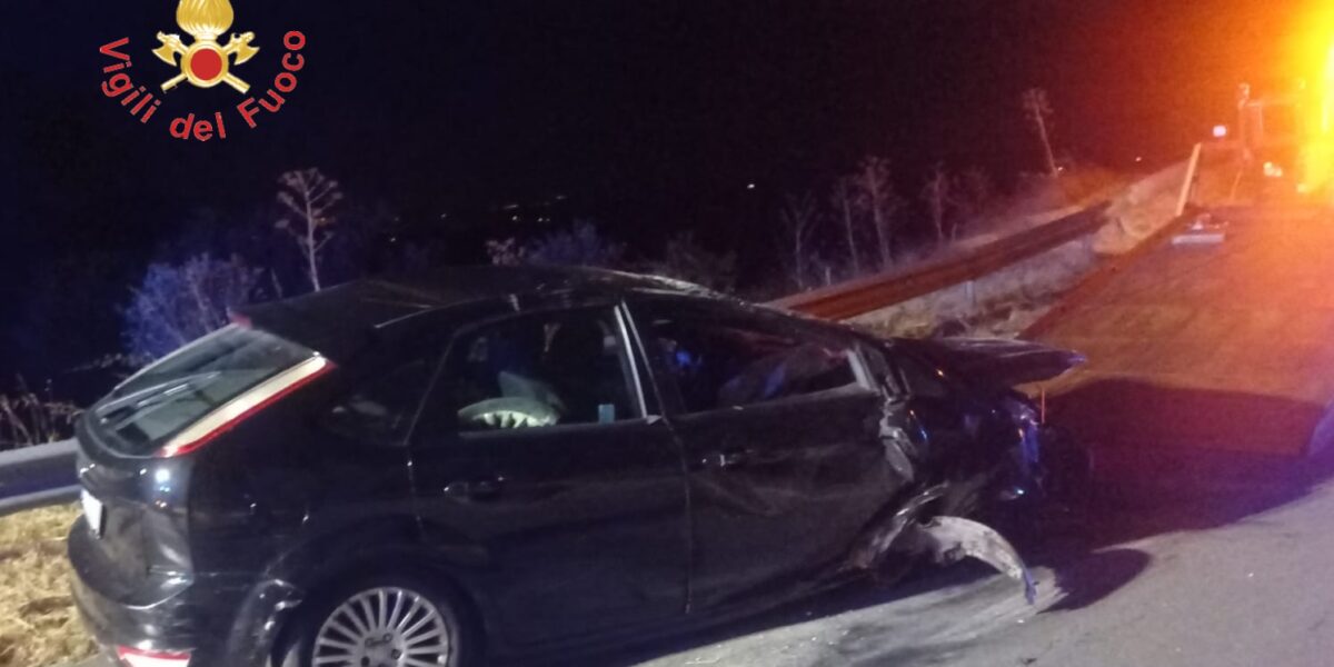 Stalettì, loses control of the car and overturns on the road: driver in hospital