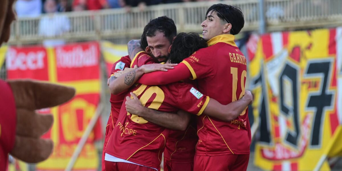 The King lights up the "Ceravolo": Iemmello on an assist from Pafundi gives Catanzaro their first victory PHOTO | VIDEO