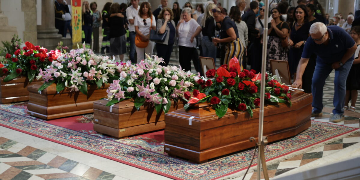 The last farewell to the victims of Pistunina, Rosa's son: "You were our beacons". Basile: "Messina wounded awaits answers"