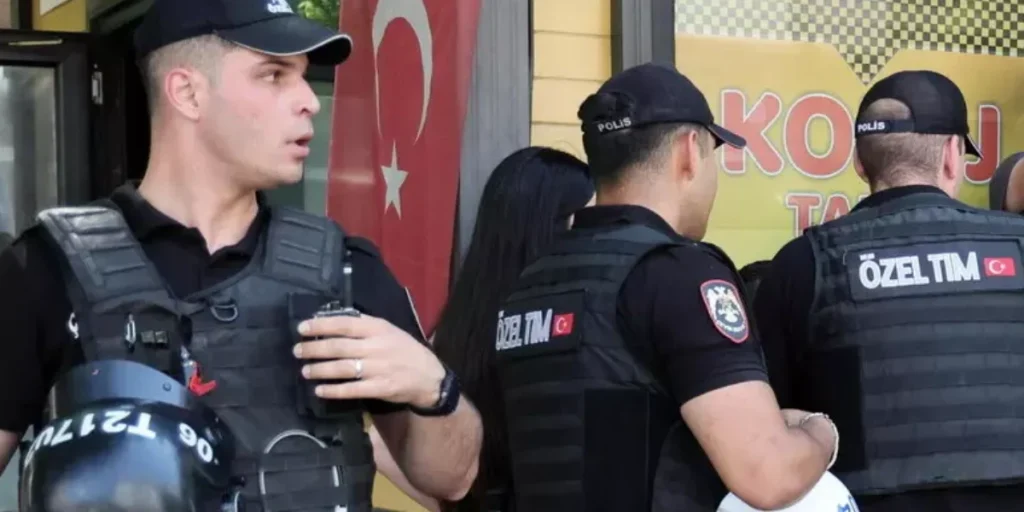 Türkiye, shooting in front of a high school: eight students injured. The alleged perpetrator arrested
