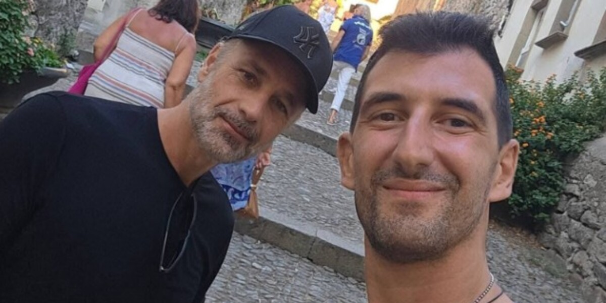 VIP in the Aeolian Islands, Raoul Bova appears: the actor immortalized in the heart of Lipari