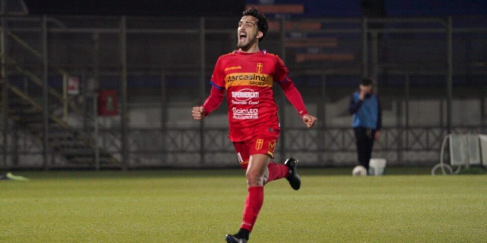 Zunno saves Crotone in the 85th minute: in Giugliano it ends 1-1 with Savoia