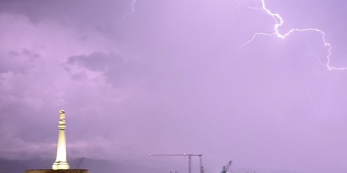 Bad weather has arrived in the South: spectacular lightning storm in the Strait of Messina. Yellow alert in Sicily and Calabria VIDEO