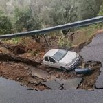 The road collapses and a car sinks into the chasm: a near tragedy in Reggino. The mayors: “Do we need the dead to intervene?”