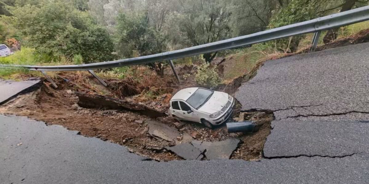 The road collapses and a car sinks into the chasm: a near tragedy in Reggino. The mayors: “Do we need the dead to intervene?”