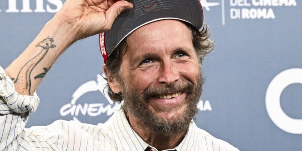 Jovanotti, the documentary reveals its most intimate side: «I feel the end of a world looming». The bereavements and childhood memories