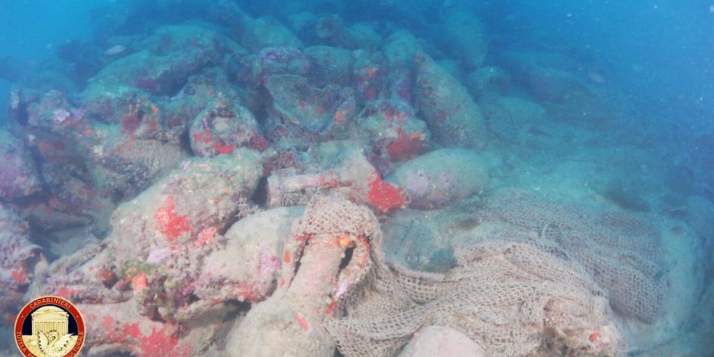 A Roman wreck with hundreds of amphorae. Sensational archaeological discovery in the waters of Mazara del Vallo