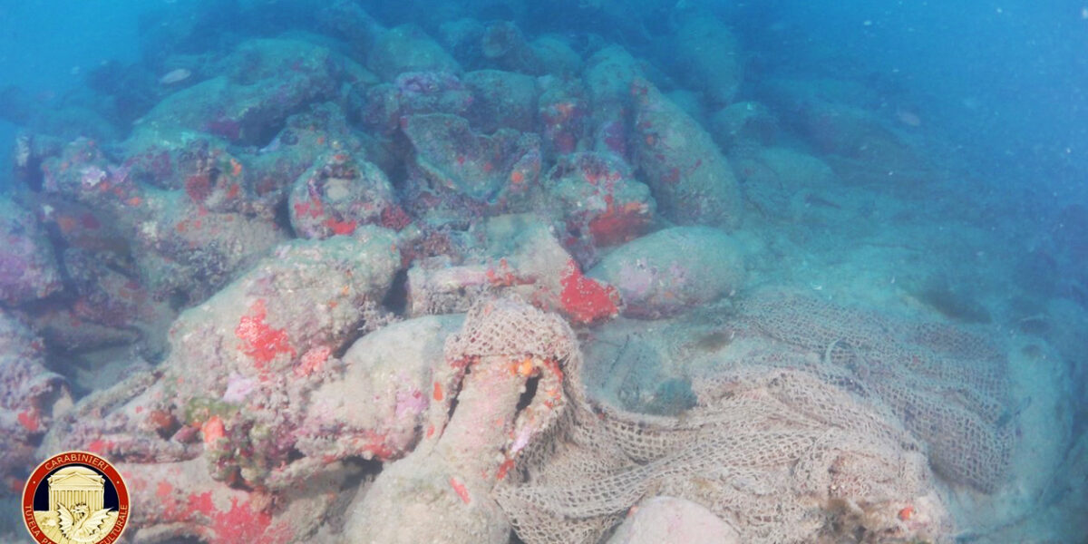 A Roman wreck with hundreds of amphorae. Sensational archaeological discovery in the waters of Mazara del Vallo