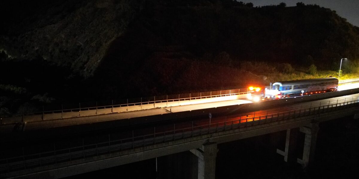 A2 Reggio Calabria branch: Anas monitors the "Torbido" viaduct during the passage of two exceptional transports