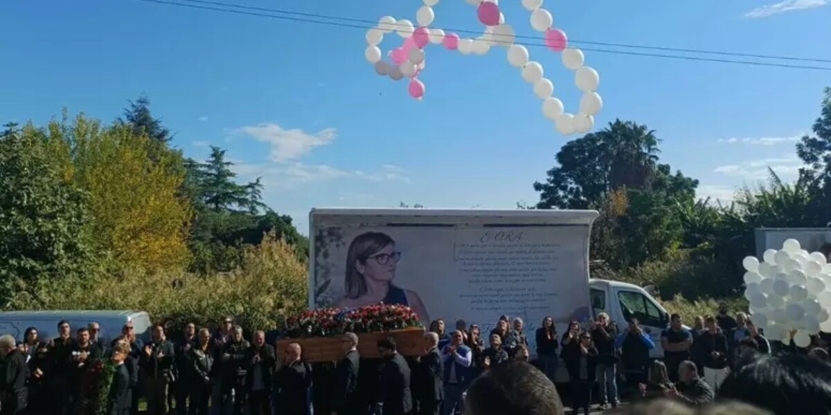 Ambush in Cassano Ionio, hundreds at the funeral of Silvana Sibarelli