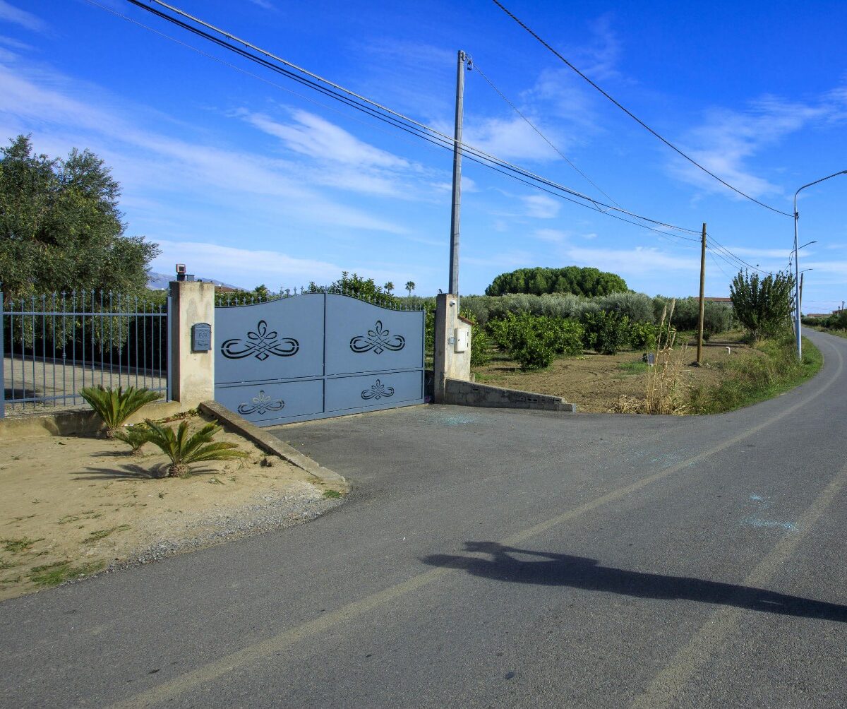 The entrance to the villa bunker of the boss Damiano Pepe who was seriously injured. His wife Silvano Sibarelli was killed in the ambush..ANSAARENAFOTO