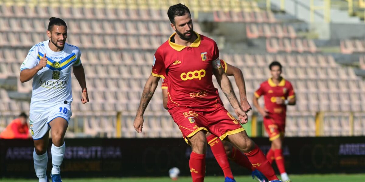 Catanzaro-Ascoli, "tug of war" between bombers and symbolic men