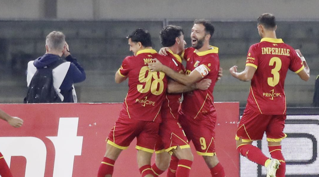 Catanzaro breathes: Pecorino from the spot secures the 2-2 in Verona after Mosquera's brace and Candela's blaze