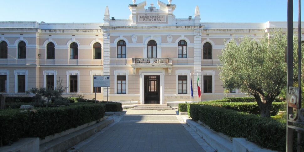 Crotone, police forces in the Pitagora high school due to the number of students on strike: the police commissioner distances himself