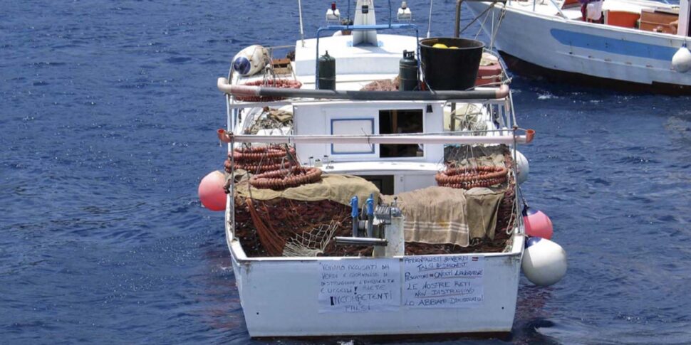 Dear fuel, day 22 is the fishermen's turn. Strait of Messina "invaded" by a hundred boats