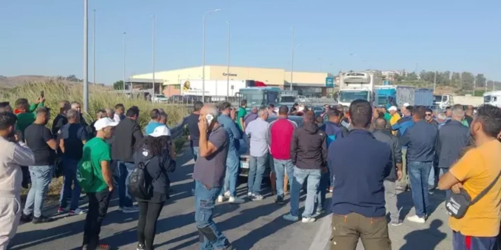 Dear fuel, farmers protesting in Pizzo: tension at the A2 junction. A protester crying on the asphalt