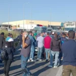 Dear fuel, farmers protesting in Pizzo: tension at the A2 junction. A protester crying on the asphalt