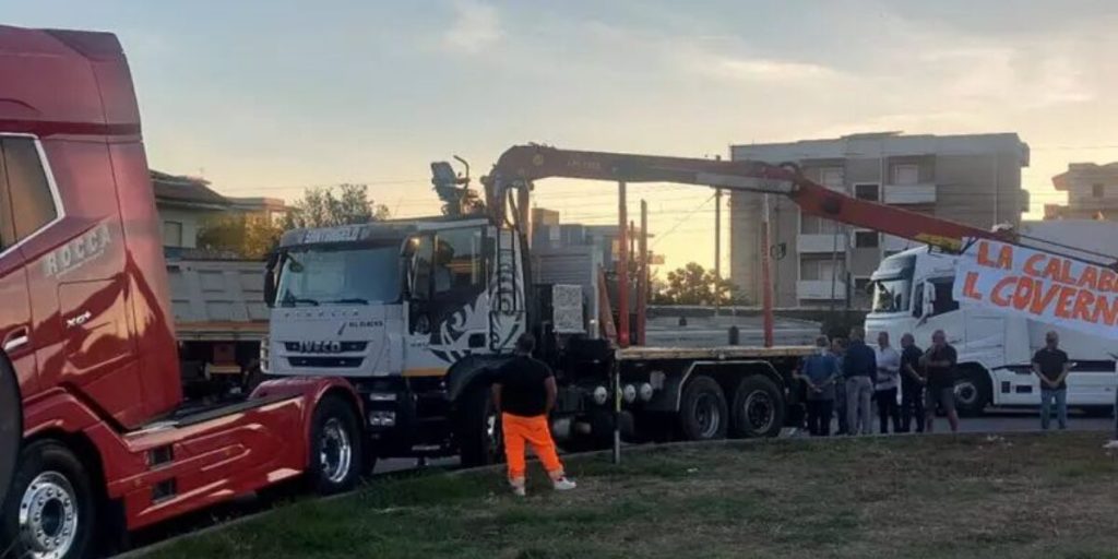Dear fuel in Calabria, the blockade of the Falerna junction continues: "Salvini give answers"