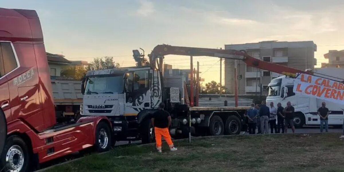 Dear fuel in Calabria, the blockade of the Falerna junction continues: "Salvini give answers"