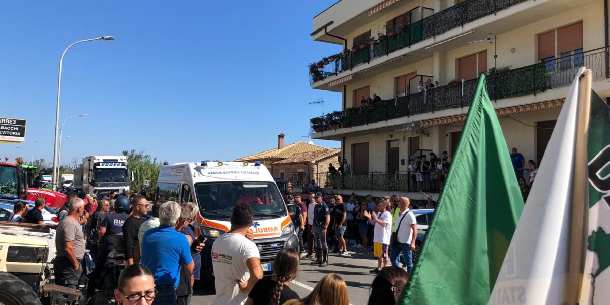 Dear life, all-out garrison on state road 106 in Davoli: "Forced to close businesses". Delegation from the Prefect