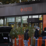 Fire on crowd near Paris, one dead and 4 injured. Macron: "Racist attack"