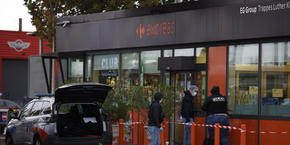 Fire on crowd near Paris, one dead and 4 injured. Macron: "Racist attack"
