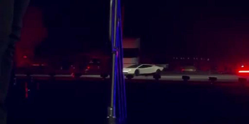 Flying cars, the future is today: Elon Musk presents the Tesla with science fiction retrorockets VIDEO