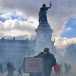 France in chaos, clashes and looting in the cities: hundreds arrested and a protester loses a hand