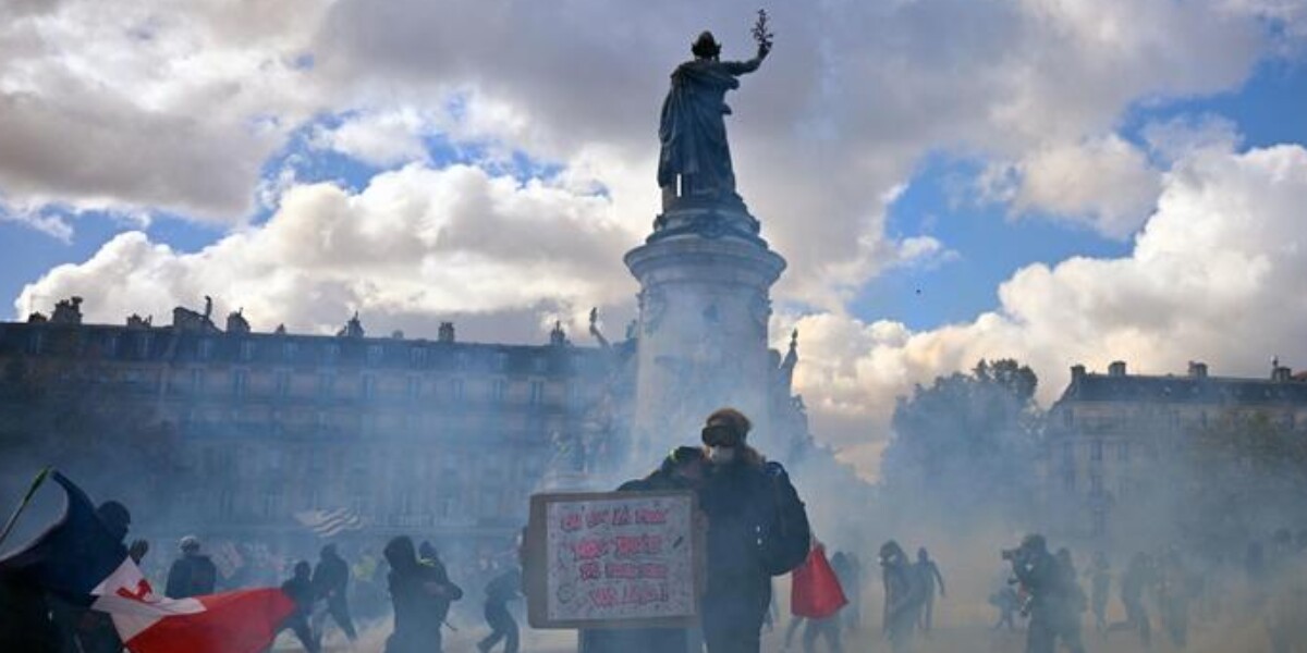 France in chaos, clashes and looting in the cities: hundreds arrested and a protester loses a hand