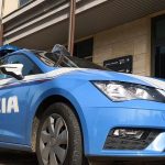 He barricades himself in his house in Reggio, his sister raises the alarm: man rescued by the police