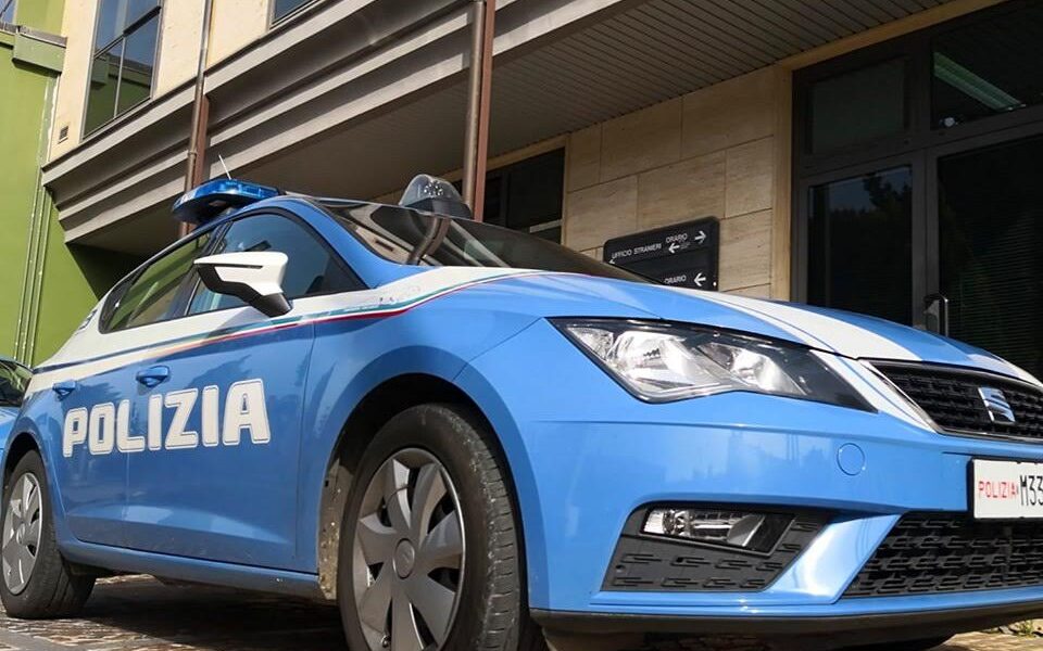 He barricades himself in his house in Reggio, his sister raises the alarm: man rescued by the police
