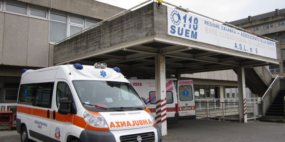 Lamezia, an 80-year-old woman risks paralysis despite visits and therapies