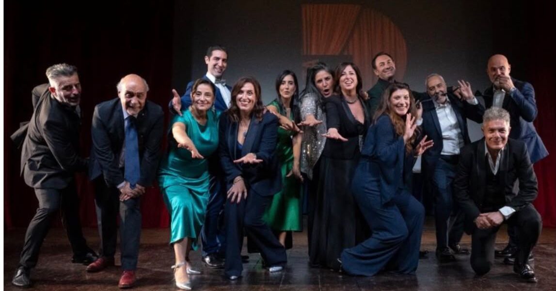 “Lo Strappo nel Cielo di Carta” conquers Vibo Valentia: theater unites Italy through talent, emotions and solidarity