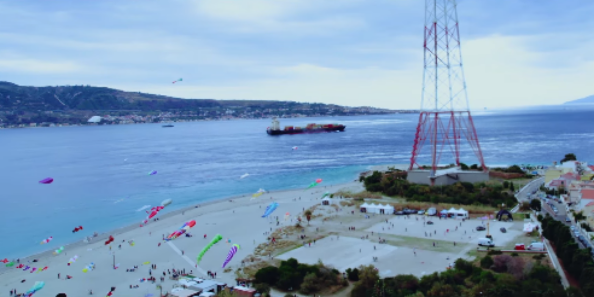 Noses turned up at Capo Peloro! With the Kite Festival the Strait of Messina becomes a mosaic of colours
