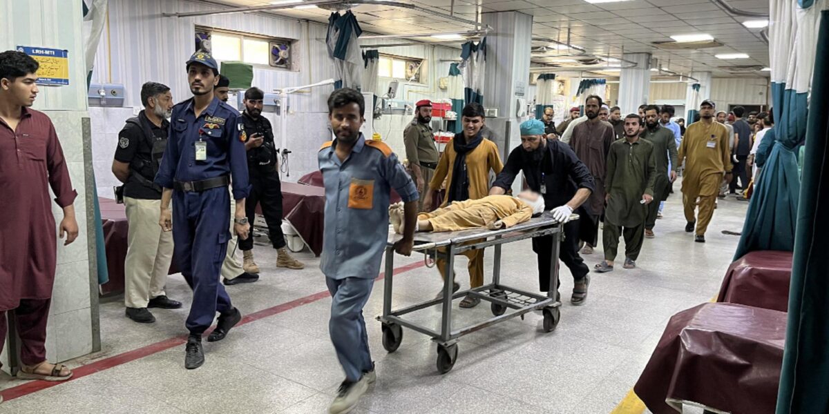 Pakistan, the roof of a school collapses in Peshawar: at least 30 dead