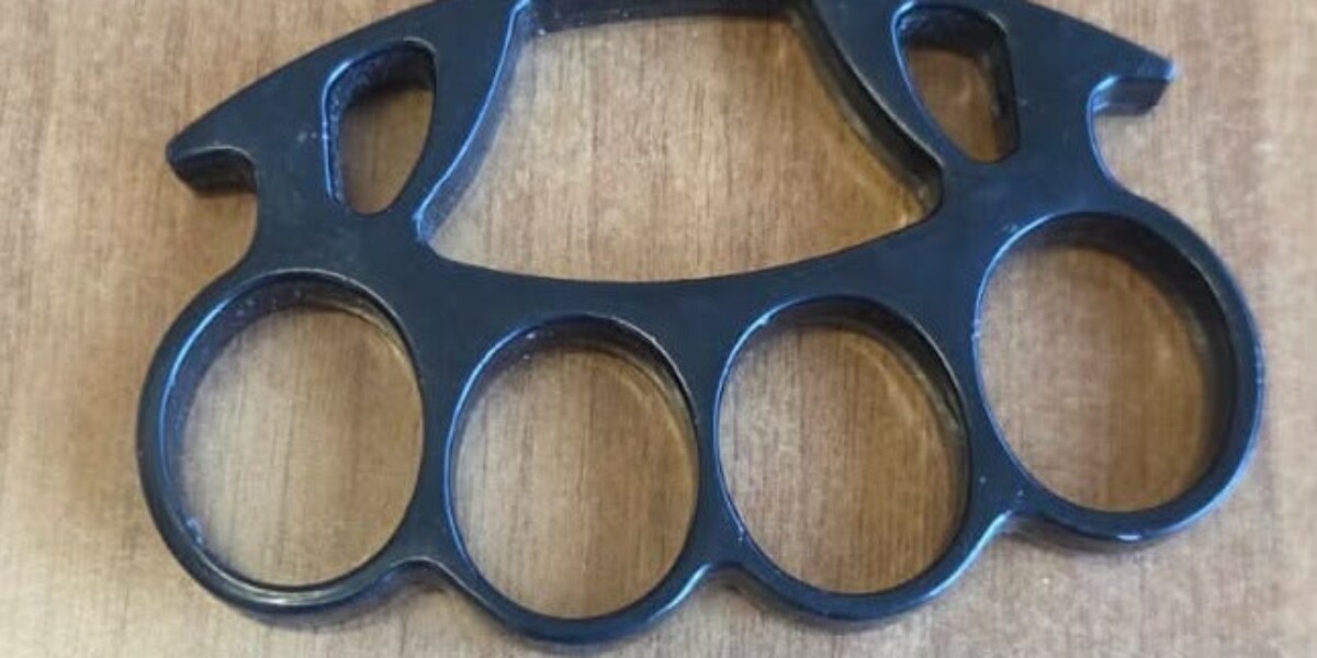 Reggio Calabria, 20-year-old stopped and found in possession of a brass knuckles: reported by the local police