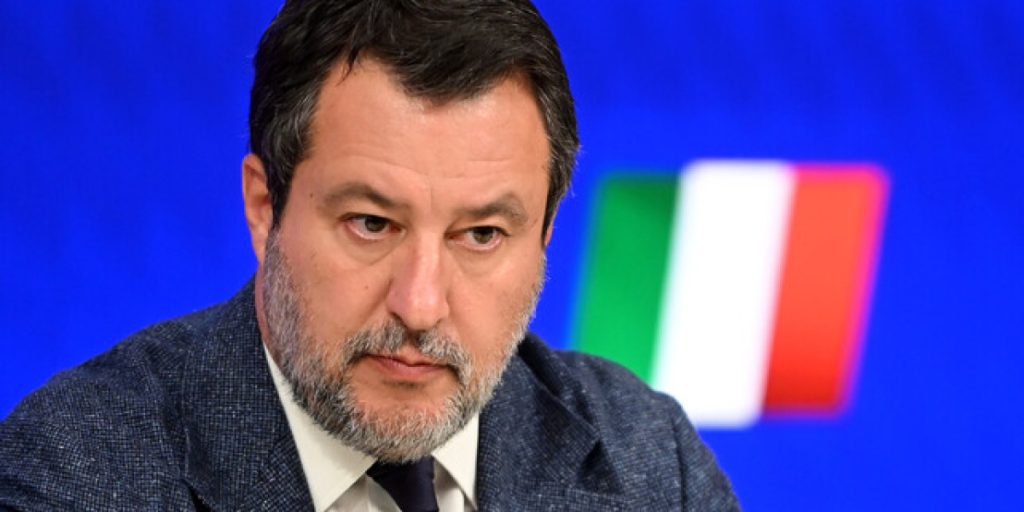 Salvini on the protesters: «Approve the "those who break pays" rule. Valueless criminals in action yesterday"