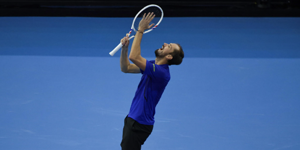 Shock in Beijing, Medvedev hits a spectator and is disqualified: Djokovic in the final