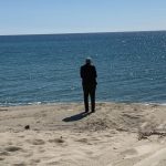 Steccato di Cutro does not forget, Don Luigi Ciotti praying on the beach of the shipwreck