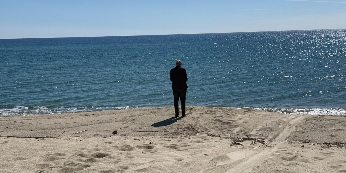 Steccato di Cutro does not forget, Don Luigi Ciotti praying on the beach of the shipwreck